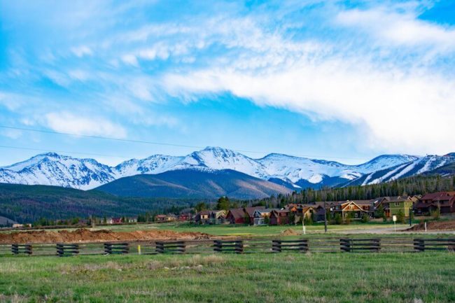 North-American-mountains-sit-behind-a-long,-green-field