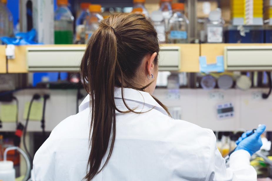 A female scientist works on FDA kratom testing at her station.